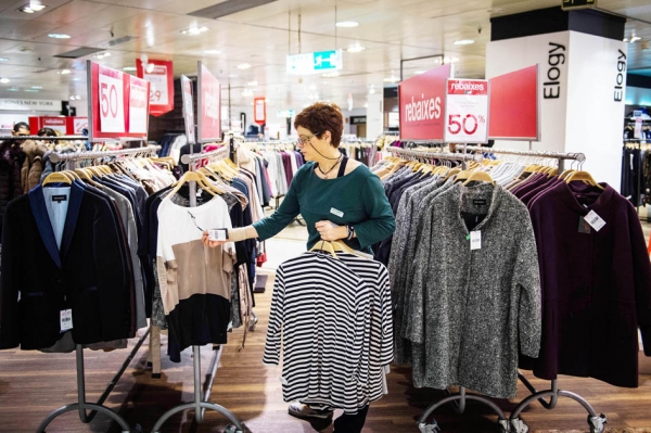 1月7日,在巴塞罗那,节后促销第一天,一位雇员在工作。(Getty Images) 1月7日,在巴塞罗那,节后促销第一天,一位雇员在工作。(Getty Images)