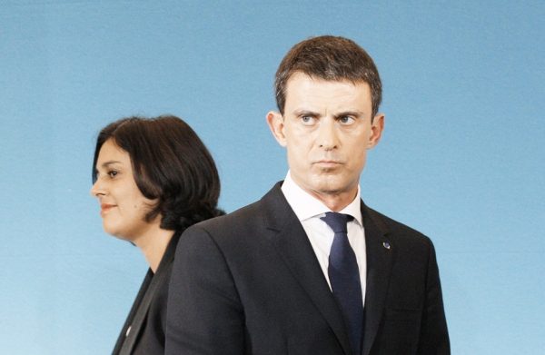 法国劳工部长埃尔-库姆里(左)与法国总理瓦尔斯(右)。(AFP/Getty Images) 法国劳工部长埃尔-库姆里(左)与法国总理瓦尔斯(右)。(AFP/Getty Images)