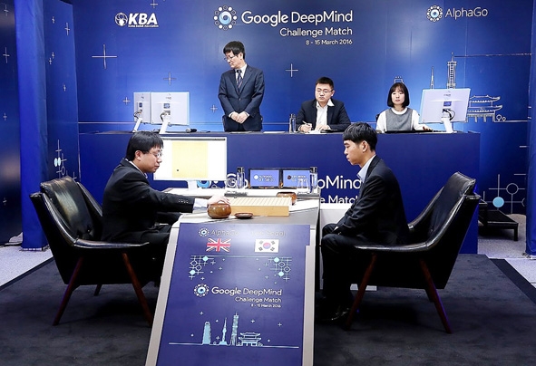 由Google开发的人工智能软件AlphaGo对决韩国棋手李世石,目前已取得三连胜。帮AlphaGO下棋的棋手台湾资工博士黄士杰(左)与棋王李世石(右)在比赛现场。(Getty Images) 图片说明由Google开发的人工智能软件AlphaGo对决韩国棋手李世石,目前已取得三连胜。帮AlphaGO下棋的棋手台湾资工博士黄士杰(左)与棋王李世石(右)