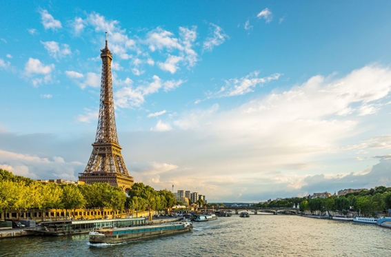 巴黎塞纳河以及河畔左岸的埃菲尔铁塔(123RF)