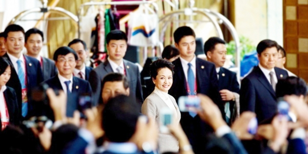 陪同习近平出访时，彭丽媛由众多中南海保镖守卫。（网络图片）