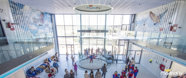 马德里飞行体验馆风洞中,有人在体验飞行。(MadridFly.com) 马德里飞行体验馆风洞中,有人在体验飞行。(MadridFly.com)