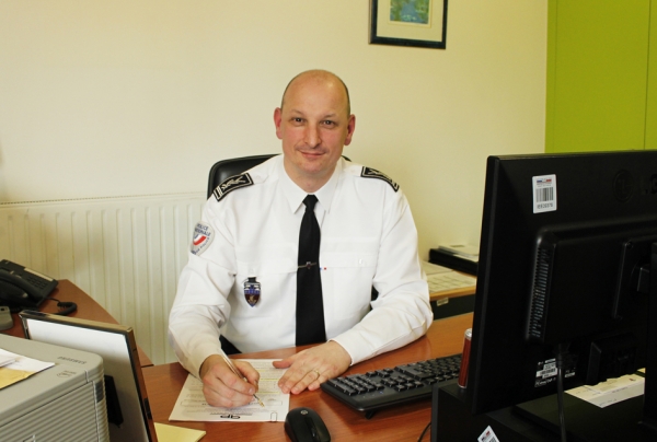 巴黎20区新上任 警察局长赫贡 (摄影:林莲怡/ 看中国) 巴黎20区新上任 警察局长赫贡 (摄影:林莲怡/ 看中国)