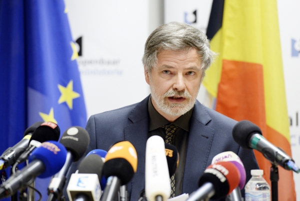 4月8日,比利时联邦地方法官Eric Van der Sypt就逮捕恐袭嫌疑人召开发布会。(AFP/Getty Images) 4月8日,比利时联邦地方法官Eric Van der Sypt就逮捕恐袭嫌疑人召开发布会。(AFP/Getty Images)