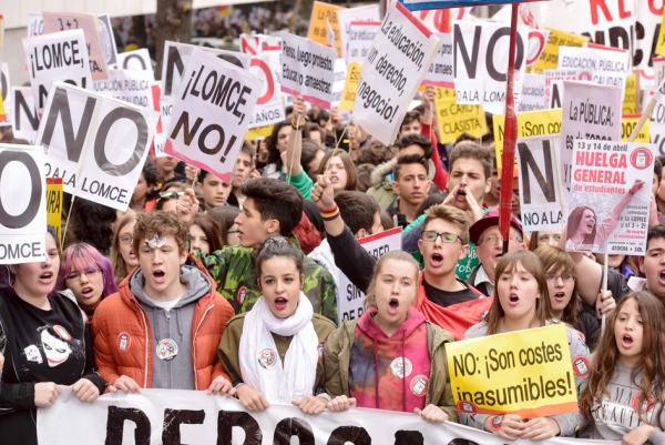 西班牙学生罢课游行,抗议教育新政。(AFP/Getty Images) 西班牙学生罢课游行,抗议教育新政。(AFP/Getty Images)
