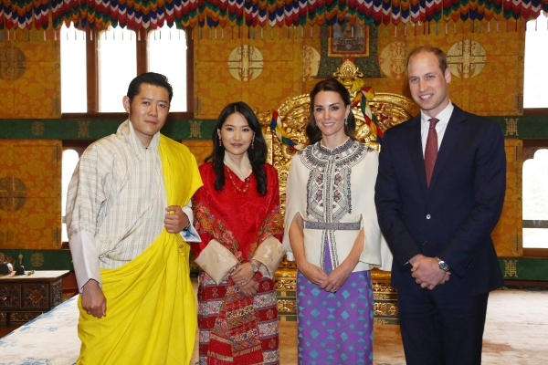 不丹国王旺楚克、皇后贝玛与英国威廉王子、凯特王妃合影。(Getty Images) 不丹国王旺楚克、皇后贝玛与英国威廉王子、凯特王妃合影。(Getty Images)