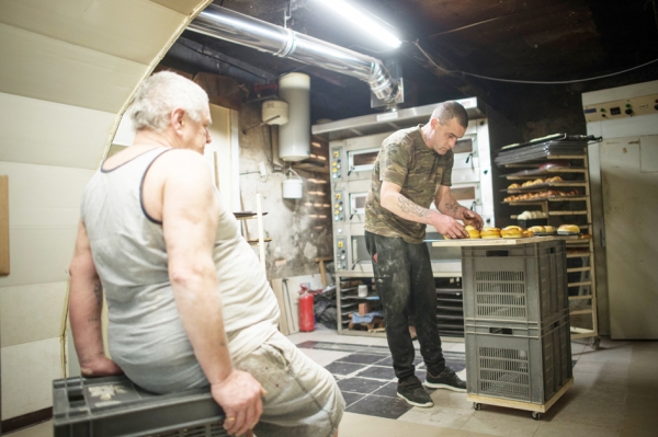 面包师傅 弗拉蒙(左)与欧康(右) 3月23日在面包房里工作。 (AFP/Getty Images) 面包师傅 弗拉蒙(左)与欧康(右) 3月23日在面包房里工作。 (AFP/Getty Images)