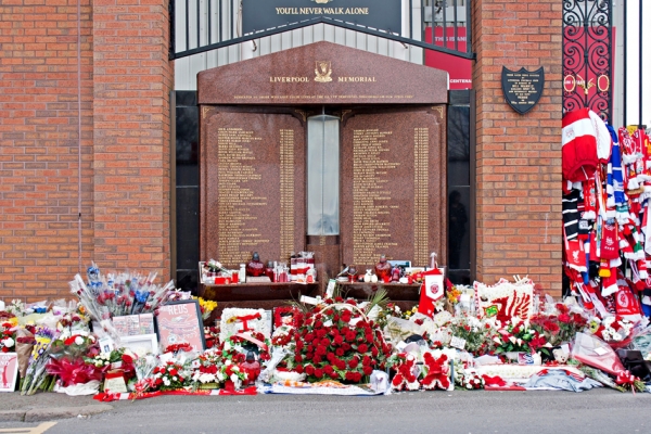 市民献上鲜花纪念希尔斯堡惨案灾难中丧生的96名观众。(123RF) 市民献上鲜花纪念希尔斯堡惨案灾难中丧生的96名观众。(123RF)