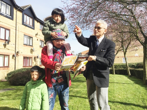 图片说明：戴维思老师训练学生地图记忆。（图片由戴维思老师提供）