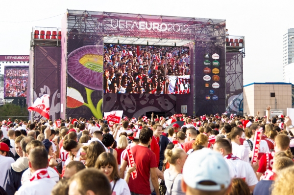 2012年欧洲杯足球赛在波兰华沙的粉丝区(维基百科) 2012年欧洲杯足球赛在波兰华沙的粉丝区(维基百科)