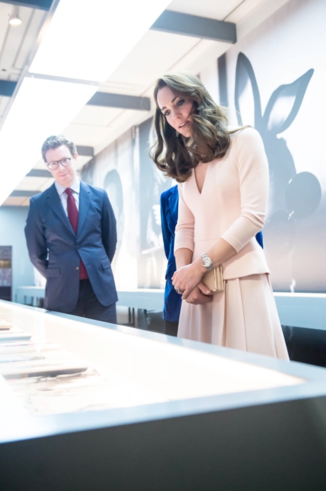 凯特王妃亲临百年时尚大展。(Getty Image) 凯特王妃亲临百年时尚大展。(Getty Image)