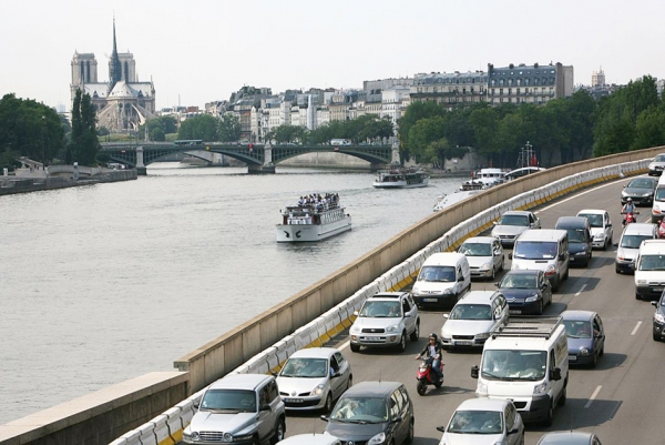 巴黎塞纳河边行驶的车辆。(AFP/Getty Images) 巴黎塞纳河边行驶的车辆。(AFP/Getty Images)
