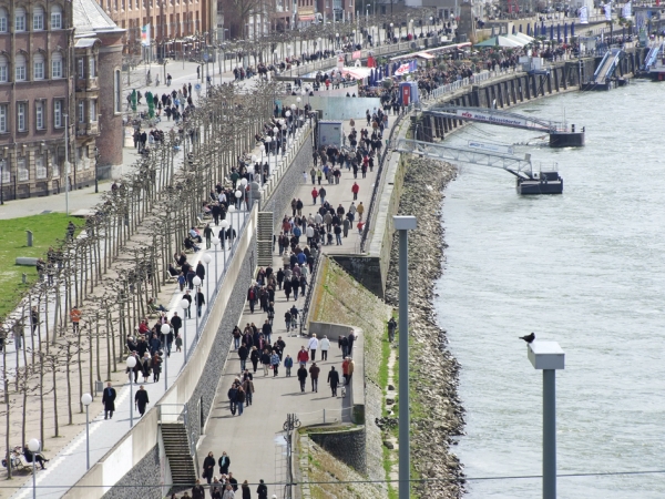 德国北威州首府杜塞尔多夫境内的莱茵河畔(维基百科) 德国北威州首府杜塞尔多夫境内的莱茵河畔(维基百科)