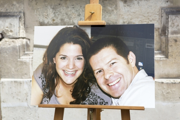 6月15日 摆在法国 内政部 纪念仪式上的 遇害警官夫妇的照片 (AFP/Getty Images) 6月15日 摆在法国 内政部 纪念仪式上的 遇害警官夫妇的照片 (AFP/Getty Images)