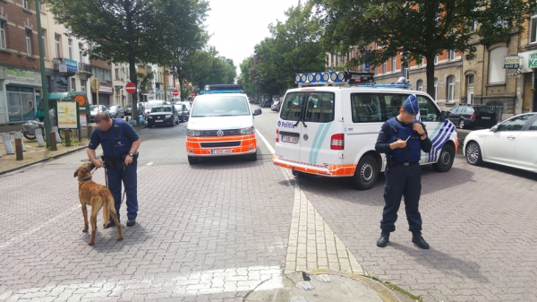 比利时布鲁塞尔恐怖分子Osama Krayem and Khalid El Bakraoui实施恐袭前居住的街道,警察仍在巡逻。(AFP/Getty Images) 比利时布鲁塞尔恐怖分子Osama Krayem and Khalid El Bakraoui实施恐袭前居住的街道,警察仍在巡逻。(AFP/Getty Image