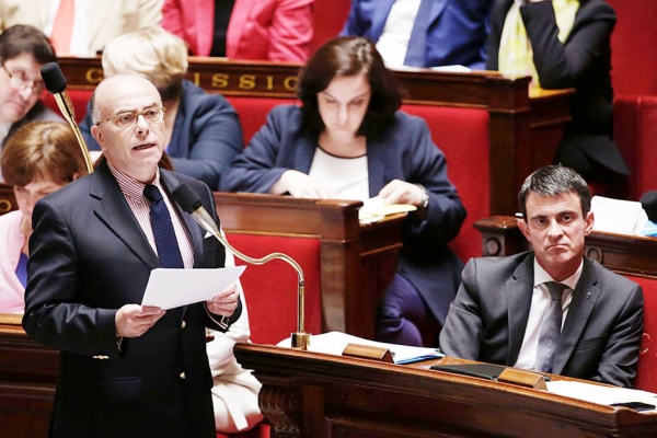 卡兹纳夫（左）与瓦尔斯（右）在6月21日的国民议会会议上。（AFP/Getty Images）