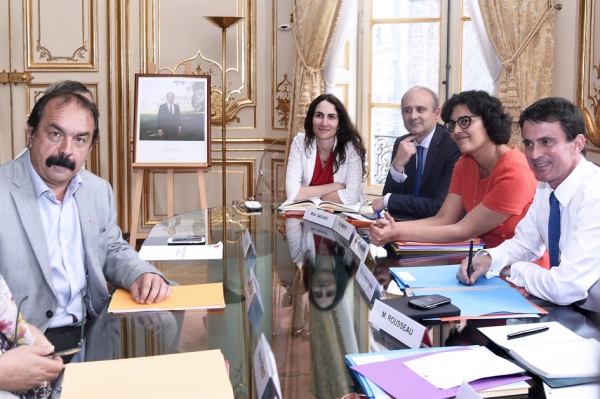 CGT工会秘书长马蒂奈兹（左），法国总理瓦尔斯（右一），法国劳工部长科姆里(右二)。（AFP/Getty Image）