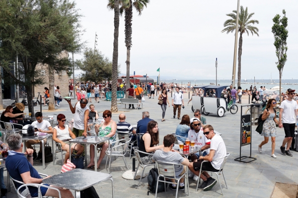 游客在巴塞罗那海岸边休憩。(AFP/Getty Images) 游客在巴塞罗那海岸边休憩。(AFP/Getty Images)