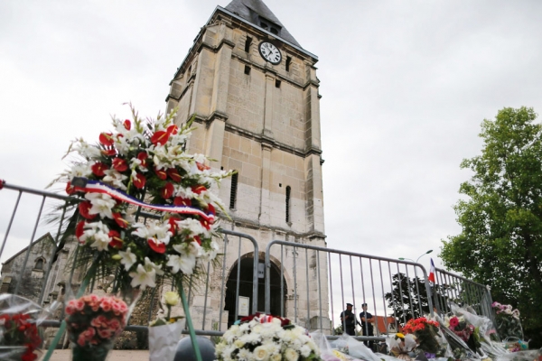 7月26日,86岁的神父阿默尔(Jacques Hamel)于Saint-Etienne-du-Rouvray市的一座教堂内被恐怖分子残忍杀害。图片摄于7月27日教堂门口。(AFP/Getty Images) 7月26日,86岁的神父阿默尔(Jacques Hamel)于Saint-Etienne-du-Rouvray市的一座教堂内被恐怖分子残忍杀害。图片摄于7月27