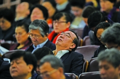 两会上一名人大代表在会场仰天“入睡”，突显官场颓废。（Getty Images)