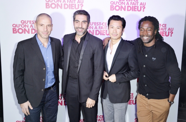 电影《岳父岳母真难当》在庆功宴前演员组合影。法籍华裔演员Frédéric Chau(右二)。(AFP/Getty Images) 电影《岳父岳母真难当》在庆功宴前演员组合影。法籍华裔演员Frédéric Chau(右二)。(AFP/Getty Images)