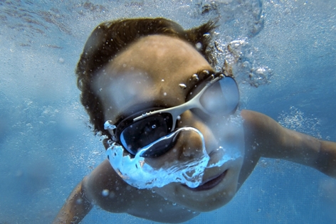 潜水的男童(AFP/Getty Images) 潜水的男童(AFP/Getty Images)