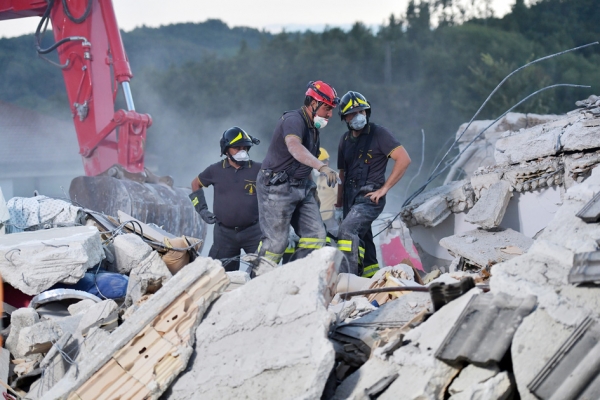 意大利阿马特里切,搜救人员正在建筑物的废墟中寻找幸存者。(Getty Images) 意大利阿马特里切,搜救人员正在建筑物的废墟中寻找幸存者。(Getty Images)