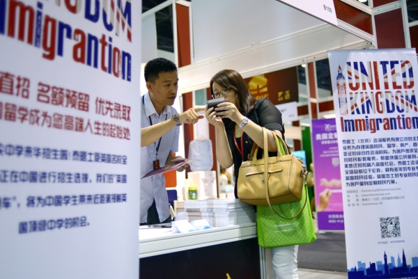 中国出国总人数在2015年突破52万,2016年还将继续攀高。(Getty Images) 中国出国总人数在2015年突破52万,2016年还将继续攀高。(Getty Images)