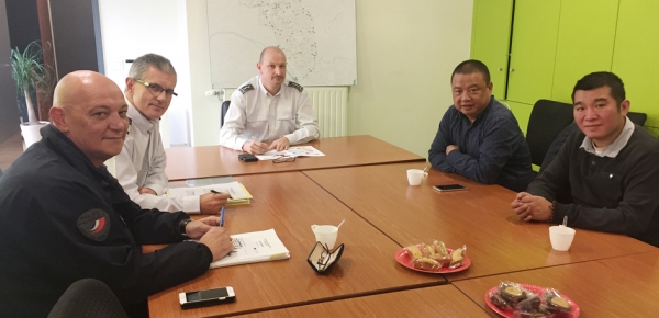 20区警察局警方与美丽城联合商会成员合影。20区警察局长赫贡(中)、美丽城联合商会会长姜金玉（右二）。（摄影：林莲怡/看中国）