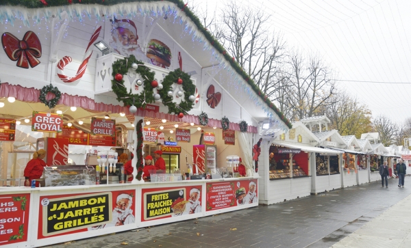 香榭丽舍大街的圣诞市场(AFP/Getty Images) 香榭丽舍大街的圣诞市场(AFP/Getty Images)