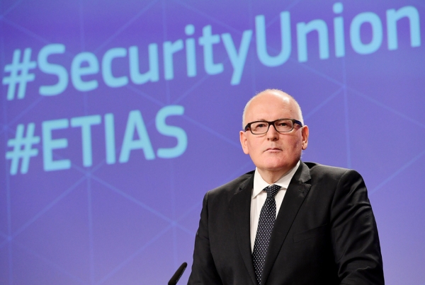 欧盟委员会副主席迪孟思在新闻发布会上(AFP/Getty Images) 欧盟委员会副主席迪孟思在新闻发布会上(AFP/Getty Images)