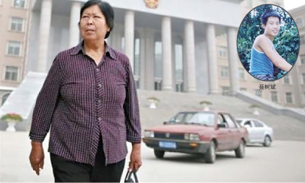 今年72岁的聂树斌母亲——张焕枝。儿子被执行死刑,女儿出嫁,丈夫失去劳动能力,家里几亩地的活计几乎都由张焕枝一人来完成。(网络图片) 今年72岁的聂树斌母亲——张焕枝。儿子被执行死刑,女儿出嫁,丈夫失去劳动能力,家里几亩地的活计几乎都由张焕枝一人来完成。(网络图片)