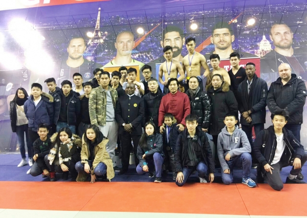 法国国际天行武道 成员与巴黎武术爱好者 在法国武术大联盟 比赛现场合影。(图片由法国国际天行 武道提供) 法国国际天行武道 成员与巴黎武术爱好者 在法国武术大联盟 比赛现场合影。(图片由法国国际天行 武道提供)