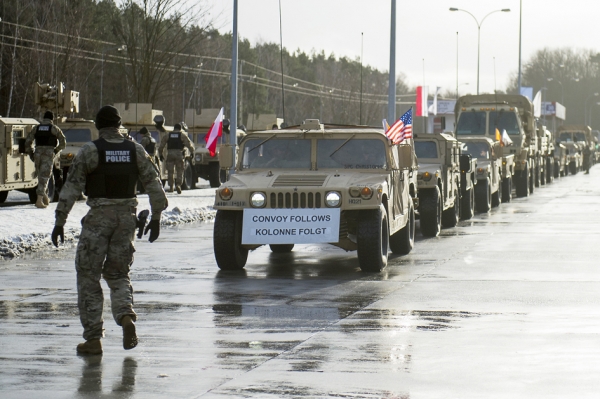 参加代号为“大西洋决心”行动的首批美军士兵及军事装备12日抵达波兰。(AFP/Getty Images) 参加代号为“大西洋决心”行动的首批美军士兵及军事装备12日抵达波兰。(AFP/Getty Images)
