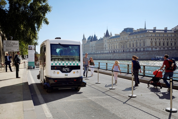 EZ10小型无人驾驶公交(AFP/Getty Images) EZ10小型无人驾驶公交(AFP/Getty Images)