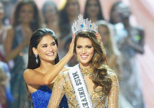 荣摘环球小姐桂冠的法国小姐密特纳爱尔(右)(AFP/Getty Images) 荣摘环球小姐桂冠的法国小姐密特纳爱尔(右)(AFP/Getty Images)