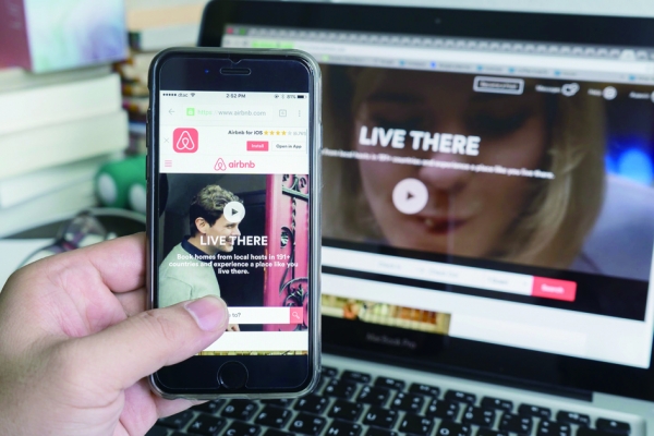 图为共享网站Airbnb在手机和电脑上的应用,让旅行者可以通过网站或手机发布、发掘和预订世界各地的独特房源。 图为共享网站Airbnb在手机和电脑上的应用,让旅行者可以通过网站或手机发布、发掘和预订世界各地的独特房源。