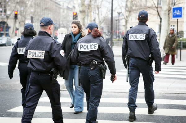 巴黎街头的巡警(AFP/GEtty Images) 巴黎街头的巡警(AFP/GEtty Images)