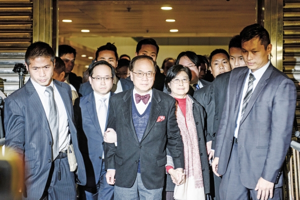 获准保释的曾荫权在家人陪同下离开法庭。(Getty Images) 获准保释的曾荫权在家人陪同下离开法庭。(Getty Images)