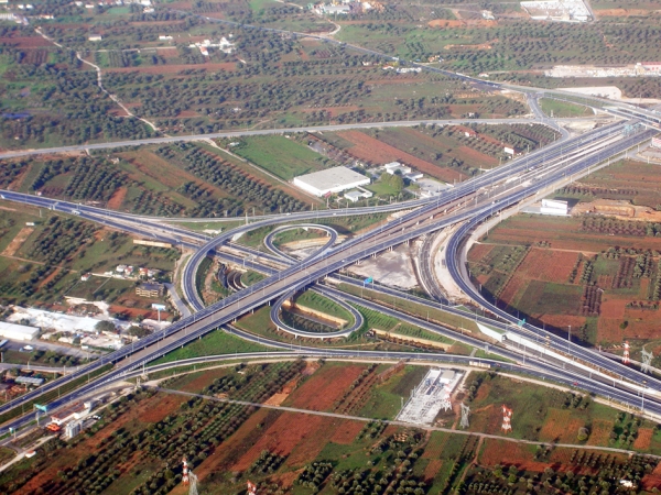 位于雅典国际机场的立交桥(维基百科) 位于雅典国际机场的立交桥(维基百科)