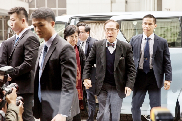 2月20日,曾荫权(中)与妻子曾鲍笑薇一起到高等法院。(Getty Images) 2月20日,曾荫权(中)与妻子曾鲍笑薇一起到高等法院。(Getty Images)