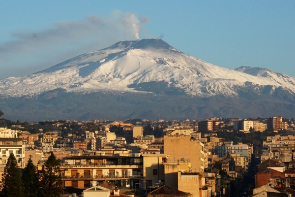 冰雪覆盖的埃特纳火山(AFP/Getty Images) 冰雪覆盖的埃特纳火山(AFP/Getty Images)