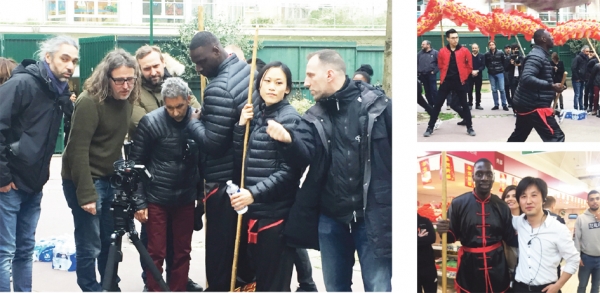 左图：《美丽城警察》导演布沙莱伯（前排左三）和剧组在彩排现场。右图：欧马•希在美丽城彩排拍摄。群众演员副导演陈欧吏（上图左）；群众演员副导演何云平（下图右）。（