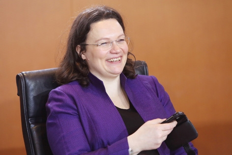 德国联邦劳动部长纳勒斯女士(Andrea Nahles)宣布,自7月1日起再上调退休金,西部地区涨幅为1.9%,东部地区涨幅3.6%。(Getty Images) 德国联邦劳动部长纳勒斯女士(Andrea Nahles)宣布,自7月1日起再上调退休金,西部地区涨幅为1.9%,东部地区涨幅3.6%。(Getty Images