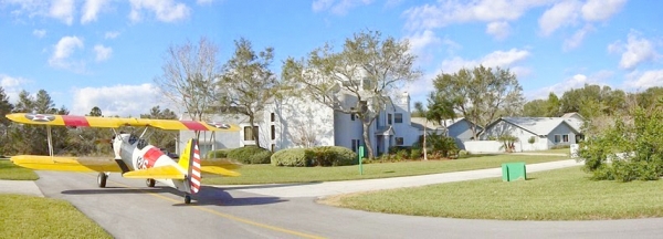 航空小镇Spruce Creek住户的车库停的是飞机,他们每天也就是这样从自己门前驶出飞机。 航空小镇Spruce Creek住户的车库停的是飞机,他们每天也就是这样从自己门前驶出飞机。