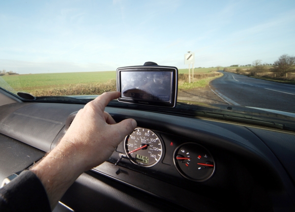 英国一名男子正在汽车上使用卫星导航装置(Getty Images) 英国一名男子正在汽车上使用卫星导航装置(Getty Images)