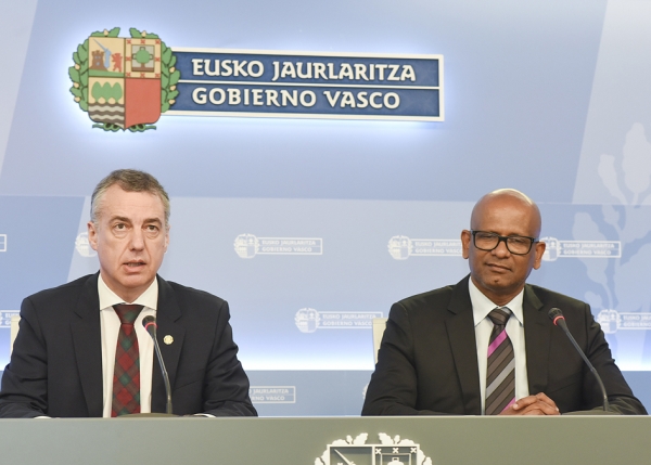 巴斯克自治区政府伊尼戈•耳卢(左)国际核查委员会的代表Ram Manikkalingham(右),4月8日在新闻发布会上,通告埃塔(ETA) 组织彻底解除武装。(AFP/Getty Images) 巴斯克自治区政府伊尼戈•耳卢(左)国际核查委员会的代表Ram Manikkalingham(右),4月8日在新闻发布会上,通告埃塔(ETA) 组织彻底解除武装。