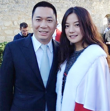 黄有龙与赵薇夫妇(网络图片) 黄有龙与赵薇夫妇(网络图片)