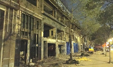 4月14日晚,被拆迁的古羊路看上去已经是一片废墟。(网络图片) 4月14日晚,被拆迁的古羊路看上去已经是一片废墟。(网络图片)