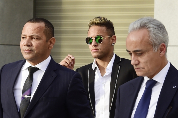 2016年2月2日，内马尔（中）和父亲（左）在西班牙出庭。（AFP/Getty Images）